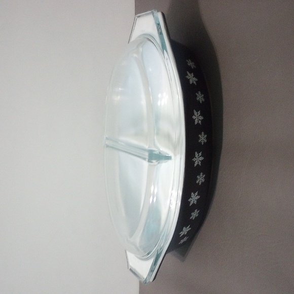 PYREX Cinderella ❄️Snowflake ❄️ Oval Divided Casserole Dish with Lid - Picture 3 of 16